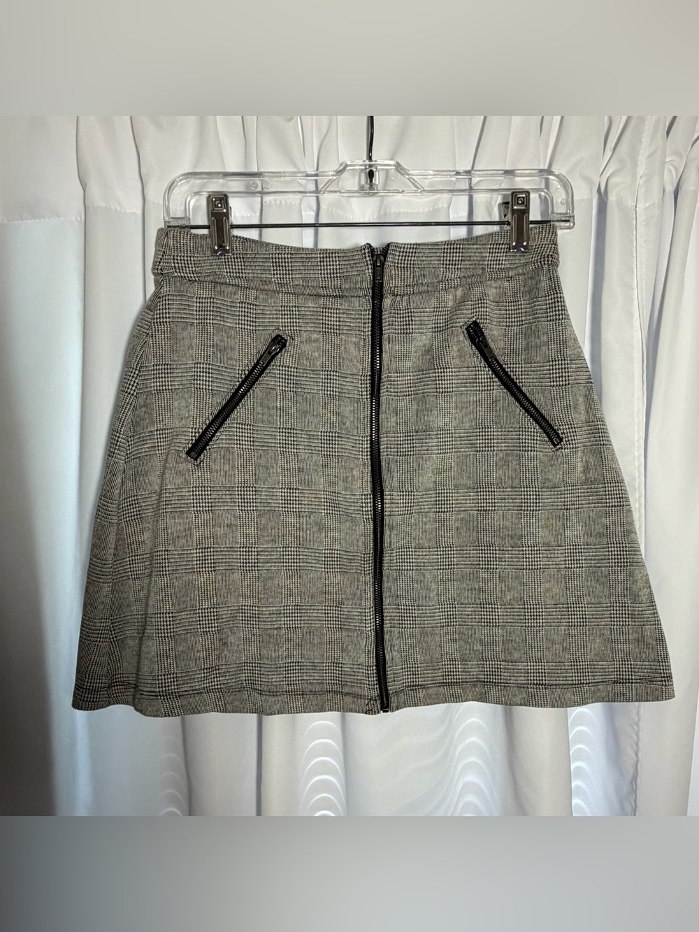 GAP Black & White Plaid Mini Skirt with Zipper Detail size 0